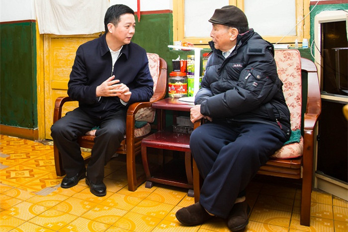 修兴高书记新春前夕看望慰问老同志