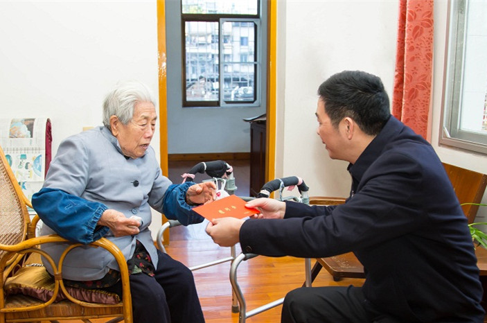 修兴高书记新春前夕看望慰问老同志